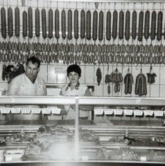 Franz und Gertrud Jedowski im Laden an der Hauptstraße in Balve 1962
